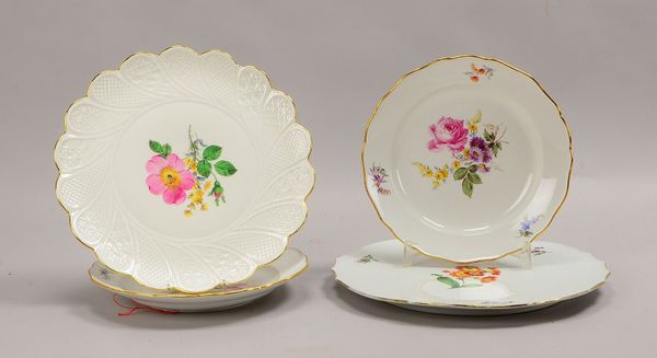 Meissen, kleines Servierteile-Konvolut, jeweils mit Blumendekor, partiell goldstaffiert, 4 Teile: 2x
