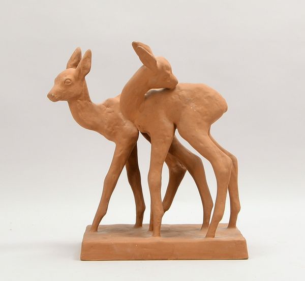 Karlsruher Majolika, Keramik-Figurenpaar, 'Rehkitze', Entwurf: Else Bach, auf der Plinthe signiert;