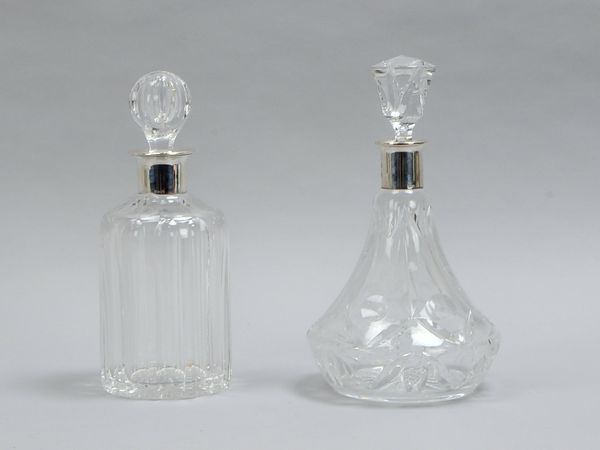 Paar Weinkaraffen, Kristallglas geschliffen, mit Silbermontierung; Höhe 25,5 x 26,5 cm