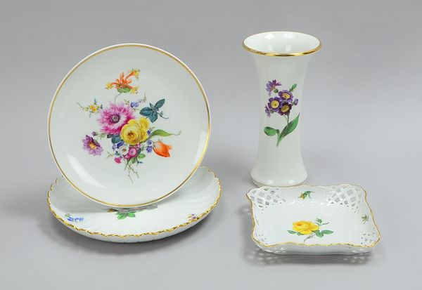 Meissen (2-geschliffen), kleines Sammler-Porzellankonvolut, 4 Teile: je 1 Tischvase, und 1 Serviersc