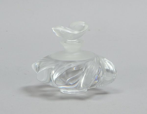 Lalique/Frankreich, Parfumflacon, Modell 'Samoa', im Boden signiert; Höhe 7,5 cm