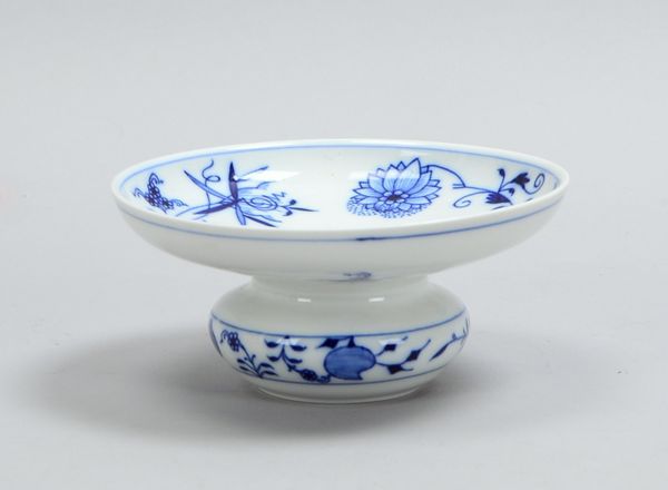 Meissen (I. Wahl), Porzellan-Spucknapf, mit Zwiebelmuster; Höhe 7 cm, Durchmesser Ø 15 cm