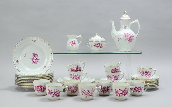Bing & Grøndahl, Kaffeeservice, mit Blumendekor und Goldrand, komplett für 12 Personen