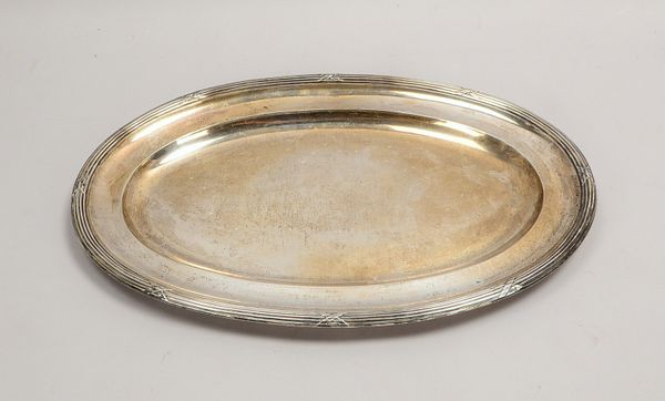 Serviertablett, 800 Silber (gestempelt), ovale Form, mit profiliertem Rand; Maße 45 x 30 cm, Gewicht