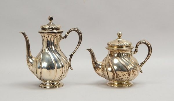 Koch & Bergfeld, Kaffeekanne und Teekanne, 800 Silber, gedrehtes Barockmuster, Händlermarke 'Sönnic