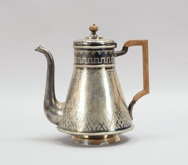 Kaffekanne (Russland - datiert '1877'), 84 Zolotniki/innen vergoldet, Wandung mit ornamentalem Relie