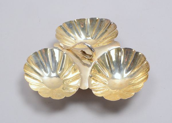 Anbietschale, 925 Sterlingsilner, dreipassige Form, mit Tragegriff; Durchmesser Ø 23 cm, Gewicht 302