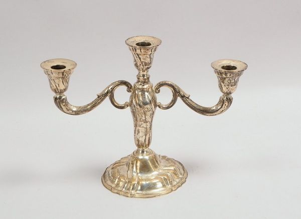 Tischkerzenleuchter, 835 Silber, 3-flammig, barocke Ausführung, mit Metall-Bodenplatte; Höhe 24 cm,