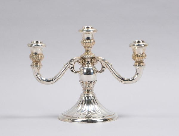 Tischkerzenleuchter (Jakob Grimminger/Schwäbisch Gmünd), 3-flammig, 835 Silber - Bodenplatte