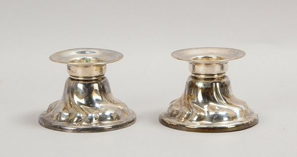Paar Tischkerzenleuchter, 835 Silber, barocke Ausführung - ungefüllt!; Höhe 8 cm, Gewicht 155 g