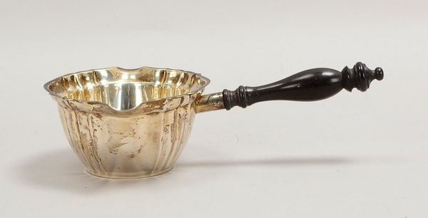 Butterpfanne/Stielkasserole (Birmingham), 925 Sterlingsilber, Wandung mit barockem Reliefdekor, ebon