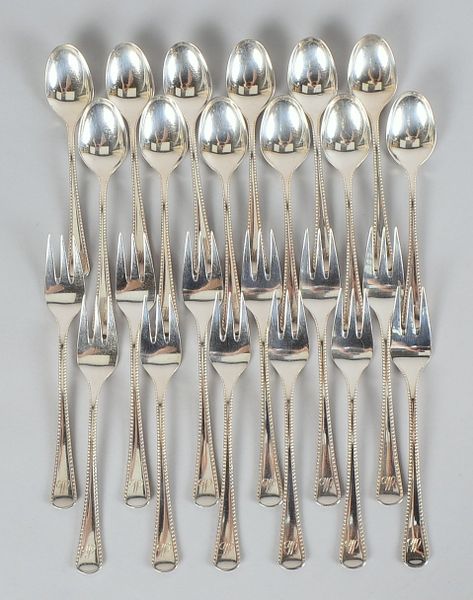 Robbe & Berking, je 12-teiliger Satz Kaffeelöffel und Kuchengabeln, 800 Silber, Dekor 'Königskordel'