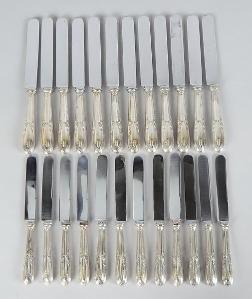 Messer-Konvolut: je 12-teiliger Satz Tafelmesser und Frühstücksmesser, jeweils mit 800 Silber-Griff;