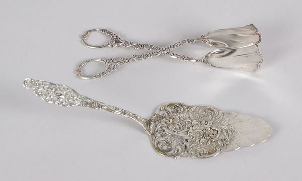 2 Servierteile, 800 Silber, filigrane Ausführung: 1 Tortenheber und 1 Gebäckzange; Gewicht 92 g