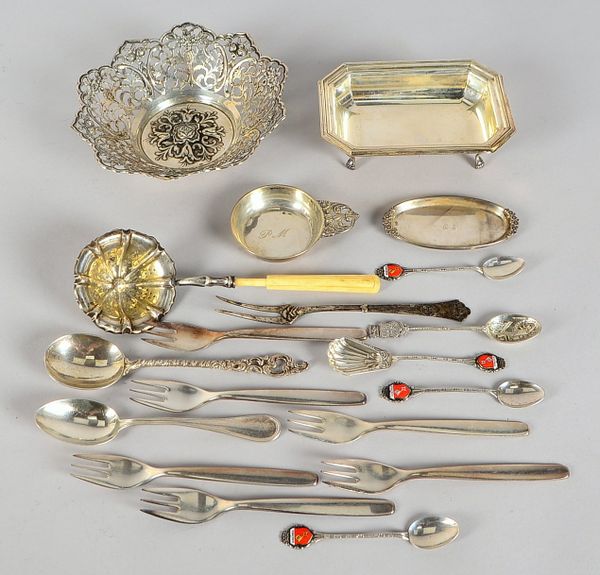 Tafelsilber-Konvolut, verschiedene Silbergehalte und Servierteile: Schalen, Kuchengabeln, Zuckerstre