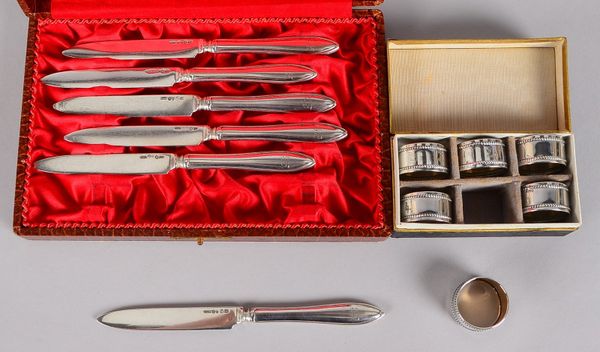 Tischsilber-Konvolut: Satz Serviettenringe, 800 Silber, 6 Stück, Gewicht 12 g; und Satz Dessertmesse