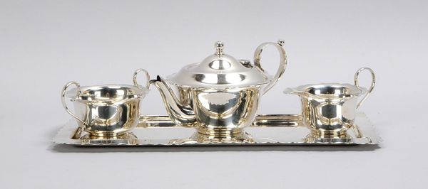 Teekern (England), versilbert, 4-teilig, umfassend: Kanne mit Zuckertopf und Sahnegießer, auf Tablet