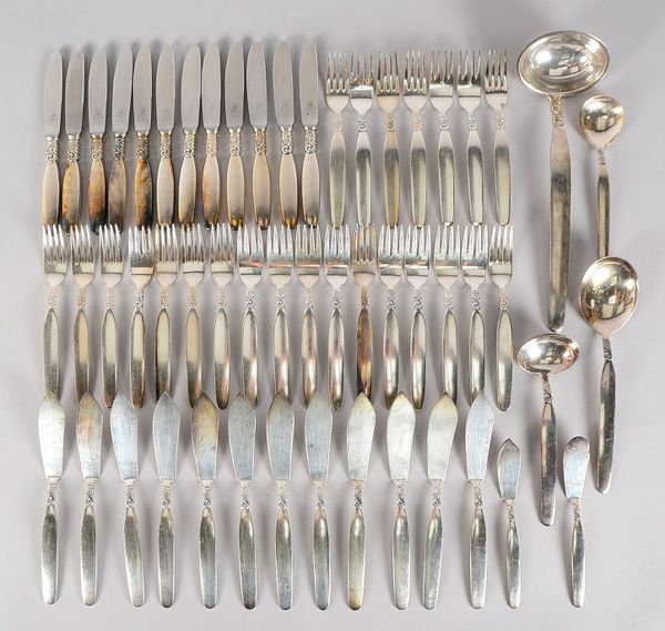 Tafelbesteck, versilbert, für 12 Personen, umfassend: Speisebesteck, Fischbesteck, diverse Vorlegete
