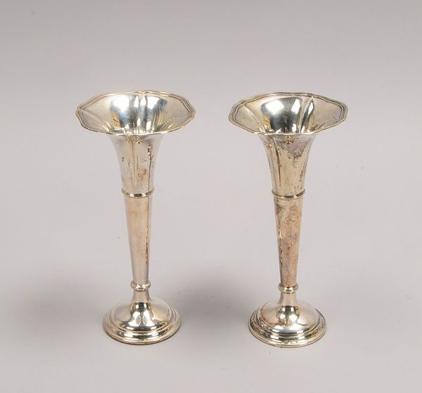 Gebr. Kühn, 2 Vasen, 800 Silber, gefüllt; Höhe 19,5 cm, Gewicht 305 g