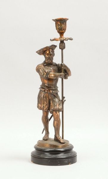 Figürl. Tischkerzenhalter, bronzierte Weißmetall-Skulptur (Landsknecht), auf Holzsockel