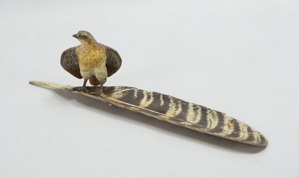 Figürliche Schreibtischdekoration/Stiftablage, Bronzeskulptur/'Wiener Bronze', 'Adler auf Feder', un