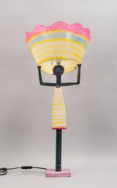 Roure, Roland, skulpturale Standleuchte, Holz und Kunststoff/farbig gef.; Höhe 70 cm