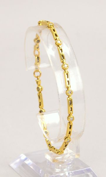 Armband, 585 GG (gest.), mit 13x kl. Brill./ca. 0,39 ct, Karabinerschließe; Gewicht 10,60 g