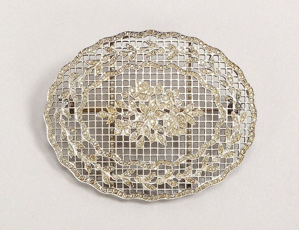 Brosche, Platin (gepr.), floral durchbr., mit Diamantbesatz, GG-Nadel; Gewicht 17 g