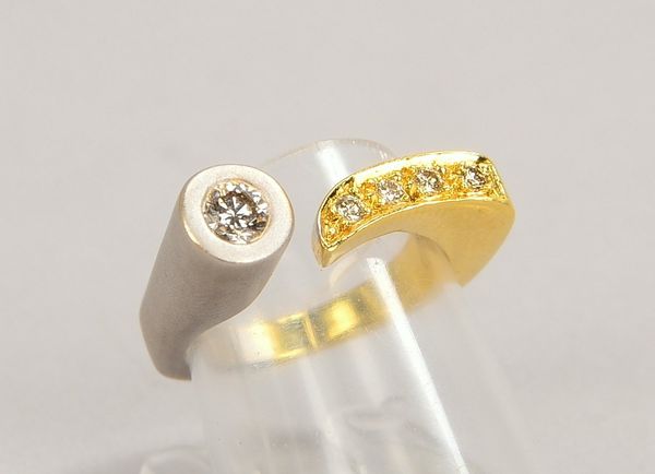 Designerring, 750 GG/WG (gestempelt), mit 5-fachem Brillantbesatz/zusammen ca. 0,26 ct, Farbe 'G-H',