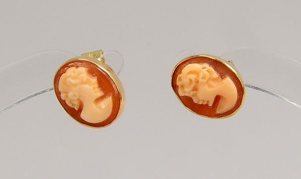 Paar Ohrstecker, 750 GG (gest.), jeweils mit Kamee, 585 GG-Brisuren; Gewicht 1,40 g