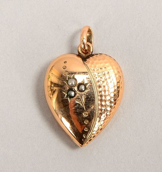 Figürlicher Anhänger, 585 RG (geprüft), 'Herz', besetzt mit 3x kleinen Flussperlen; Maße 16 x 19 mm,