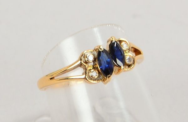 Ring, 585 GG (gestempelt), mit 2-fachem Saphirbesatz und 4x kleinen Begleitdiamanten; RG 54, Gewicht