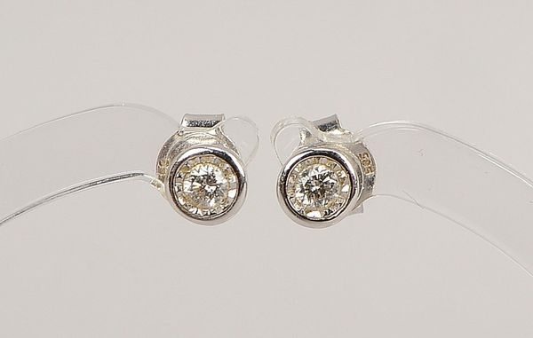 Paar Ohrstecker, 585 WG (gestempelt), jeweils besetzt mit einzelnem kleinem Brillant; Durchmesser Ø