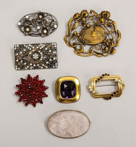 7 Broschen (Jugendstil, u.a.), versch. Materialien und Ausführungen
