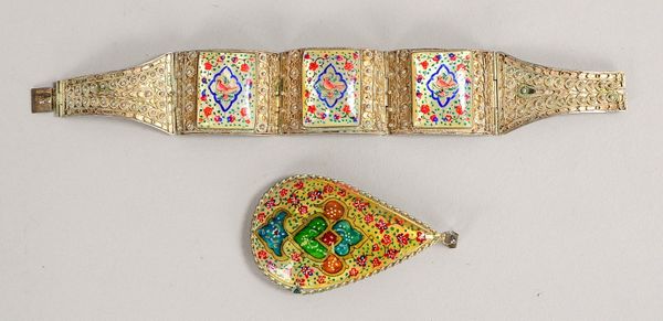 Schmuckset (Persien), alt, Blech, besetzt mit bemalten Kunststoff-Cabochons, 2-teilig: Anhänger, Län
