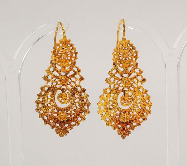 Paar Ohrhänger, 925 Silber/vergoldet, in filigraner orientalischer Ausführung; Länge 5 cm
