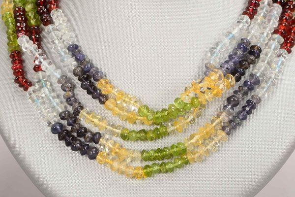 Collier, 5-strängig, diverser Edelsteinbesatz (Quarz-?, Rubine, Saphire, Turmaline, weißer Smaragd)