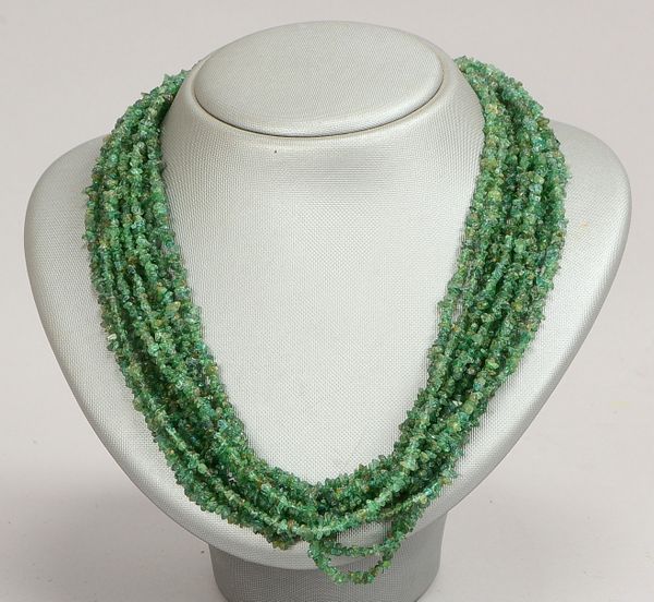 Collier, 10-strängig, umlaufend mit Smaragdbesatz, unregelmäßige Steine/getrommelt, mit Silberschlie