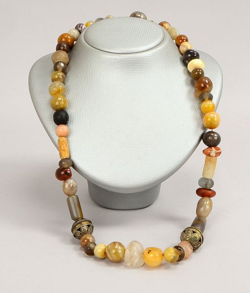 Collier, mit diversem Edelsteinbesatz (Achat, Carneol, u.a.), 2x kugelförmige Blech-Zwischenelemente