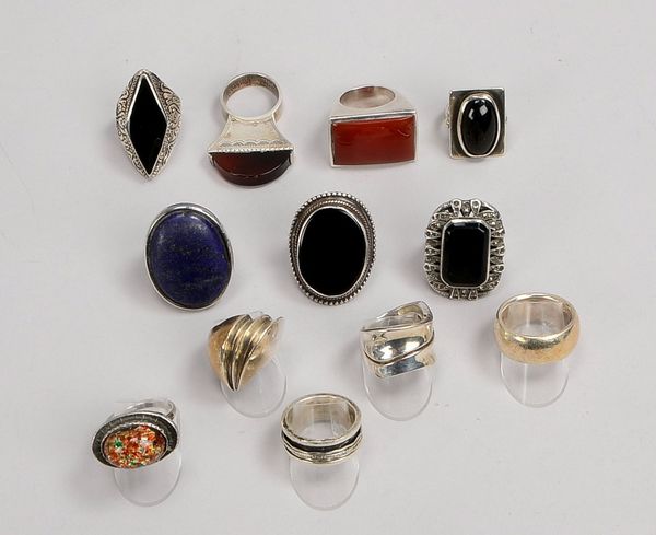 Kleine Sammlung Herrenringe, Silber, verschiedene Ausführungen und RG, mit unterschiedlichem Schmuck