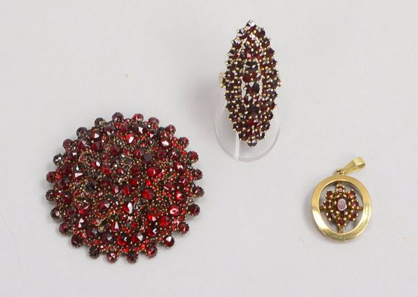 Granatschmuck-Konvolut, 3 Teile - je 1 Anhänger und 1 Brosche, Steine jeweils in Metallfassung; sowi