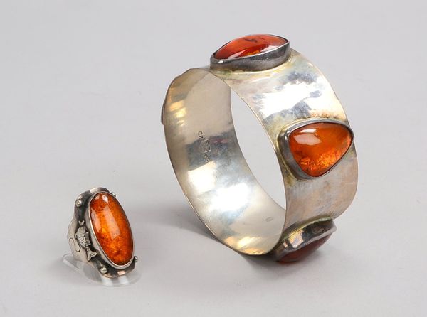 Fischland, 2 Designer-Schmuckteile, 835 Silber, jeweils mit Bernsteinbesatz, Steine im Cabochonschli