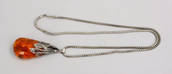 Halskette mit Anhänger, Silber, Anhänger mit Bernsteinbesatz; Länge Kette 73 cm, Länge Anhänger 7 cm