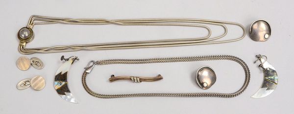 Silberschmuck-Konvolut, diverse Teile und Ausführungen: 2x Halsketten, 1 Brosche, 2x Ohrschmuck, und