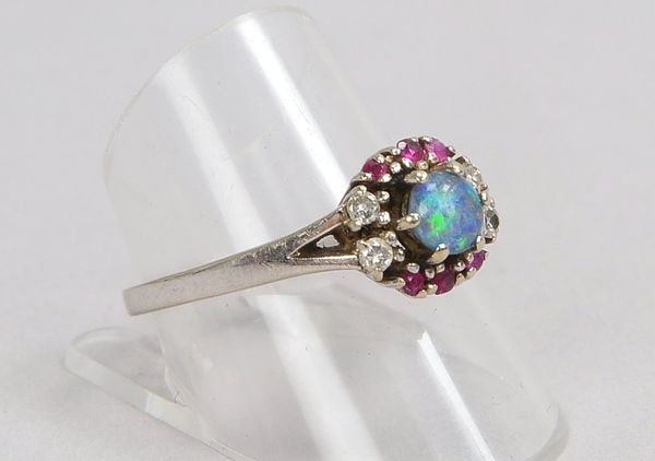 Ring, 585 WG (gestempelt), besezt mit einzelnem Opal, Stein im Cabochonschliff, sowie mit 4x kleinen