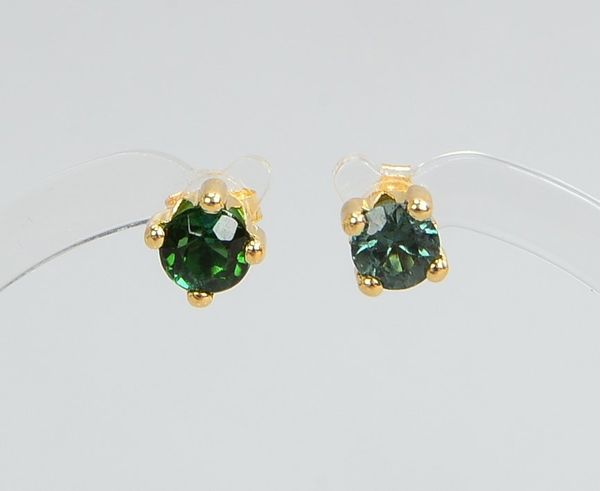 Paar Ohrstecker, 585 GG (gestempelt), jeweils besetzt mit einzelnem Turmalin/zusammen ca. 1,2 ct; Ge