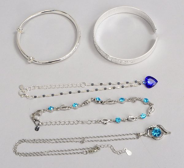 Silberschmuck-Konvolut, 925 Sterlingsilber, verschiedene Ausführungen, 5 Teile: 1 Halskette, 2x Armb