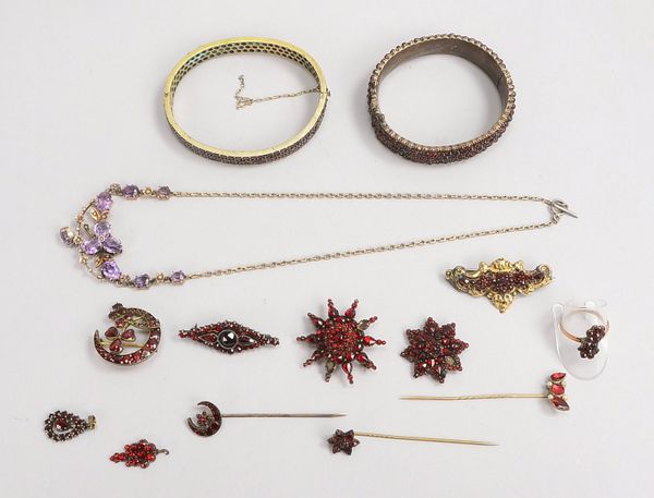 Kleines Granatschmuck-Konvolut, verschiedene Ausführungen: Armreife, Broschen, u.a. (Stein