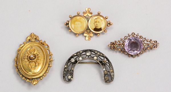 Kleines Schmuckkonvolut (Biedermeier), 4 Broschen, verschiedene Ausführungen und Materialien (Silber