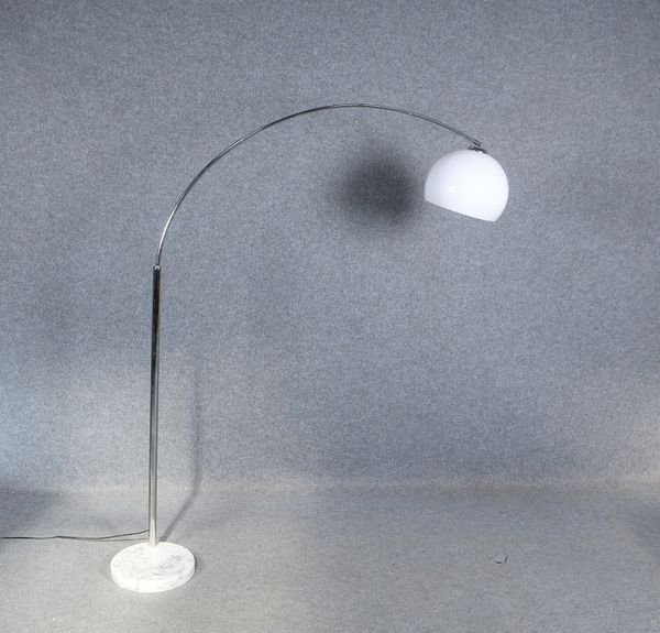 Designer-Bogenlampe, gebogenes Chromgestell mit halbkugelförmigem Kunststoffschirm, auf rundem Marmo